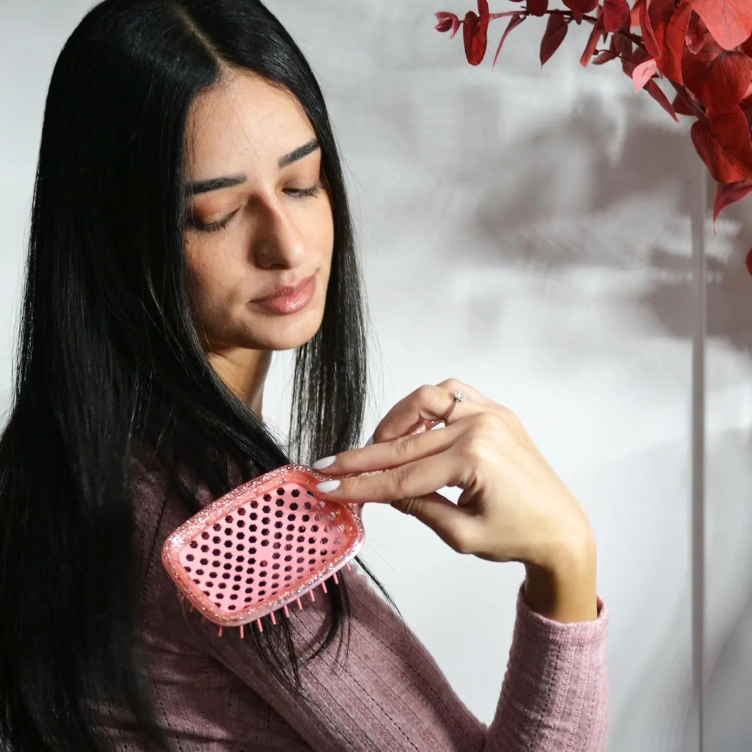Расческа FHI Heat UNbrush для безболезненного расчесывания всех типов влажных и сухих волос - прочные антистатические щетинки DuoFlex, легкая ручка, вентилируемая конструкция. 1 штука (1 шт.), Ruby Peach — фото 4