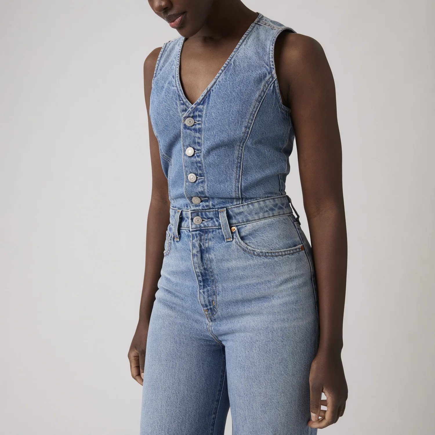 Джинсовый комбинезон с широкими штанинами Levi's, Medium Wash — фото 2