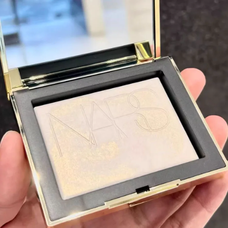 NARS Набор макияжа с золотой фольгой и белой помадой для контроля жирного блеска 10г+3,8г, Gold Foil White Cake 10g+Luxury Gold Lipstick Lip Gloss #802 Proudly 3.8g — фото 3