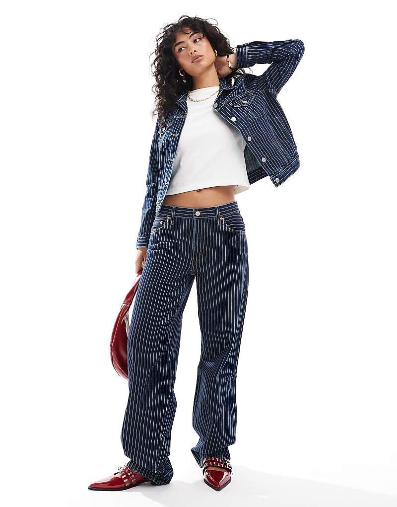 

Levi's — мешковатые джинсы в синюю полоску, часть комплекта
