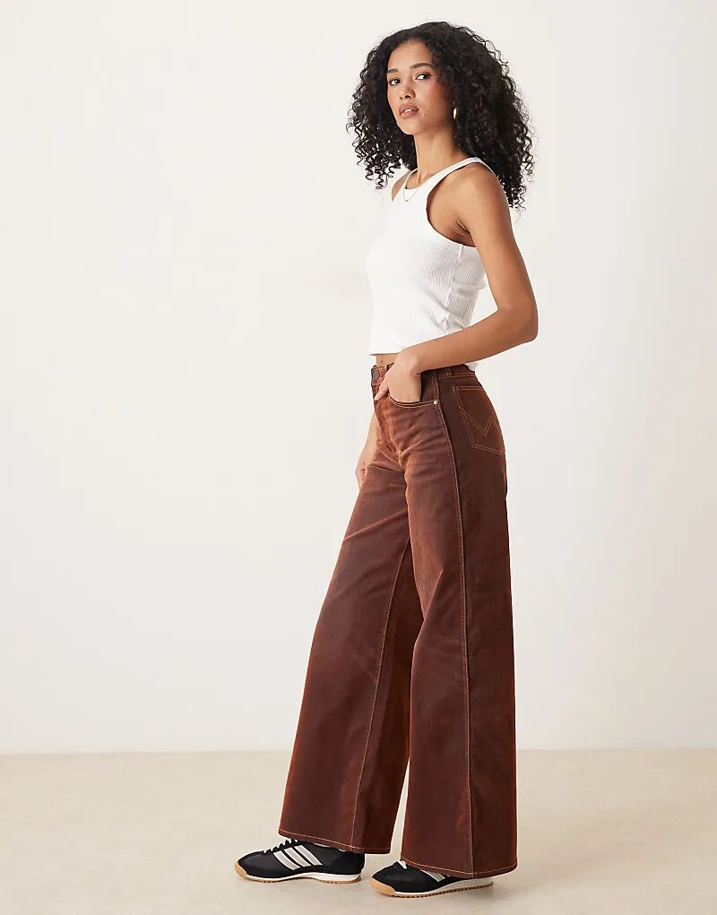 

Джинсы Wrangler с широкими штанинами из денима цвета «выжженный оранжевый»