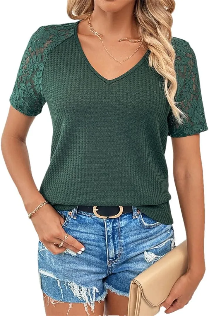 

Женская футболка с V-вырезом и кружевными вставками