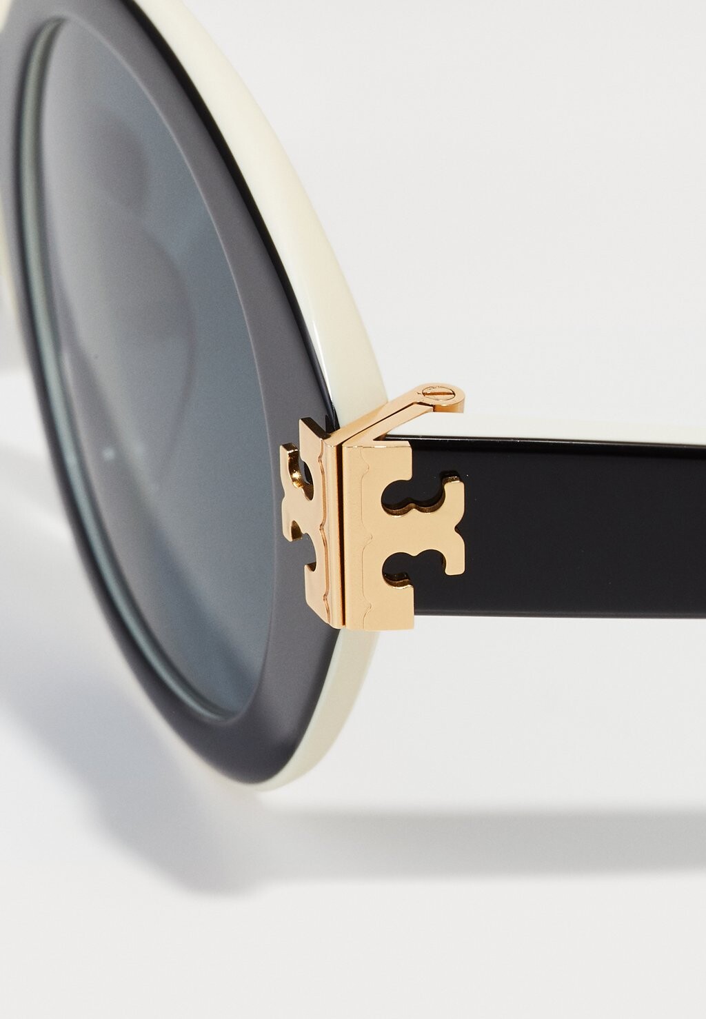 

Солнцезащитные очки Tory Burch, черный