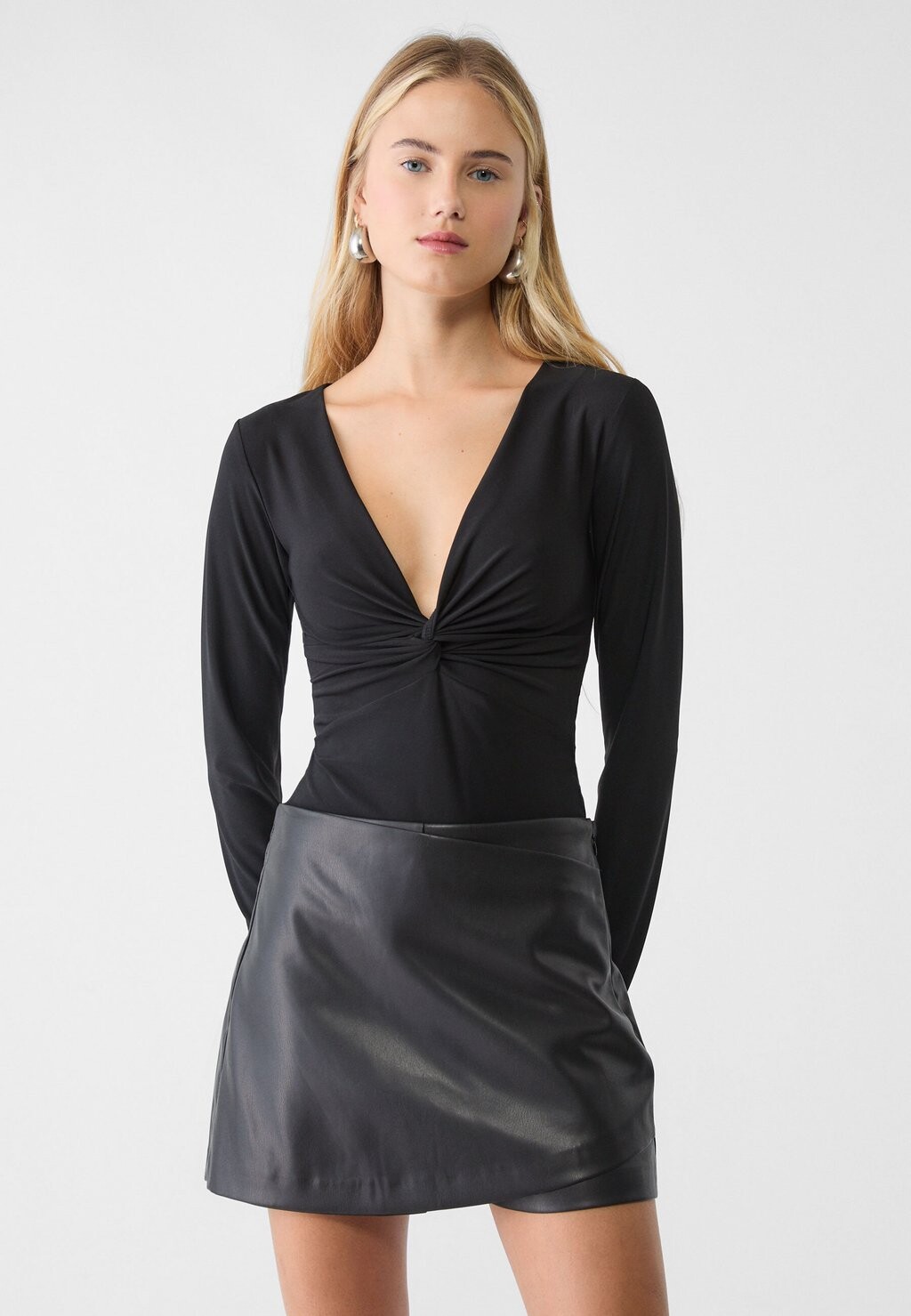 

Топ с длинными рукавами GATHERED V NECKLINE Stradivarius, черный