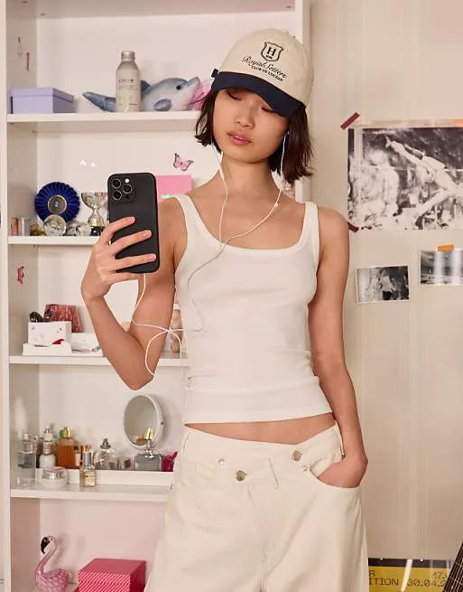 

Белый топ в рубчик Bershka
