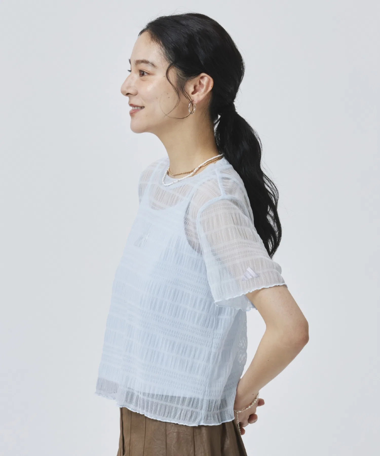Женская футболка Adidas SMOCKED с логотипом Adidas тёмно-синяя — фото 3