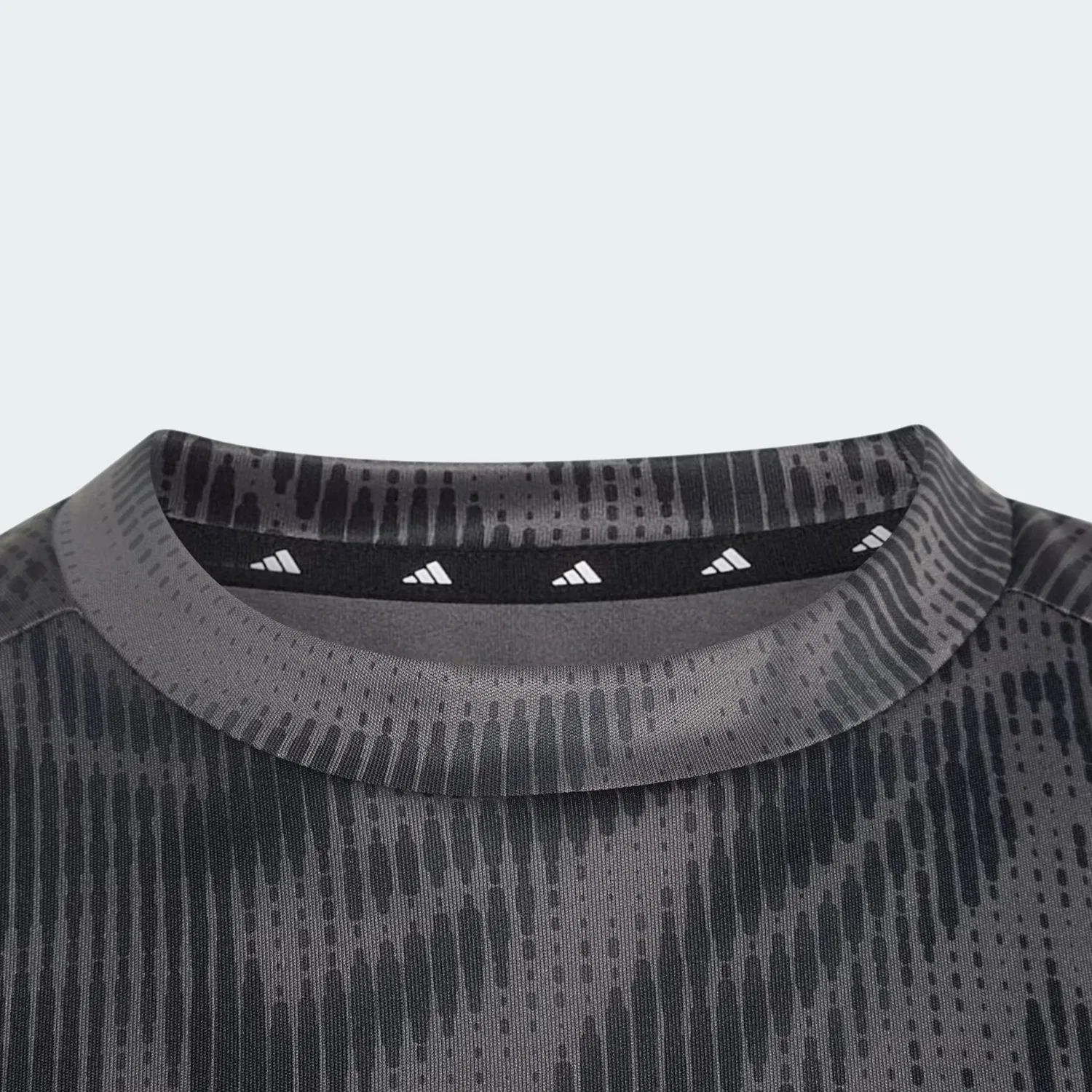 Спортивная футболка Adidas Sportswear Performance Shirt Icons в цветах графит и дымчато-серый — фото 3