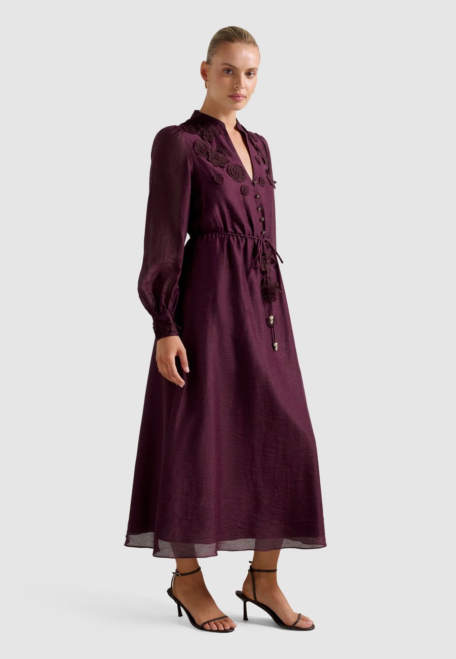 

Платье Forever New YASMIN FLORAL DETAIL MIDI DRESS, Berry/Bordeaux