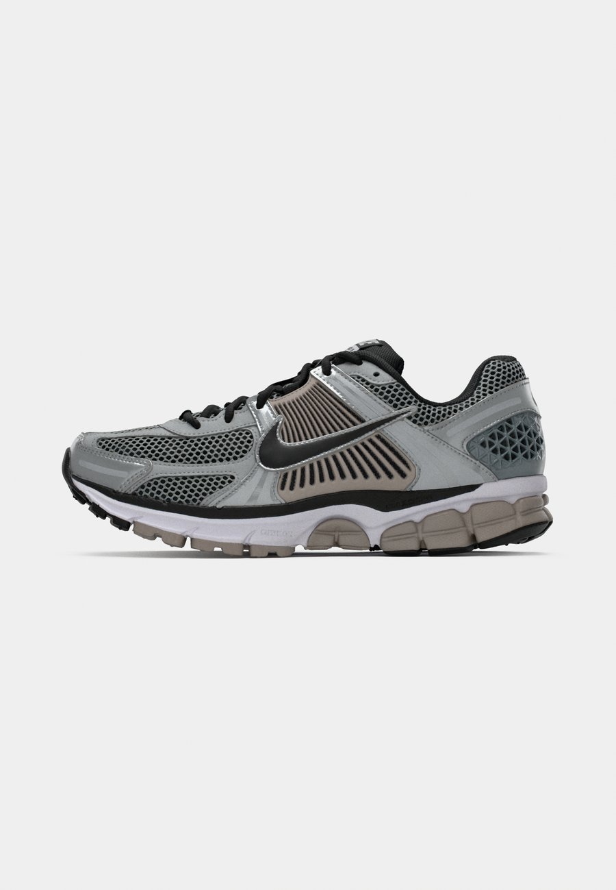 Кроссовки Nike Sportswear ZOOM VOMERO 5, Metallic Silver-Coloured/Black/College Grey/Silver-Coloured — фото 2