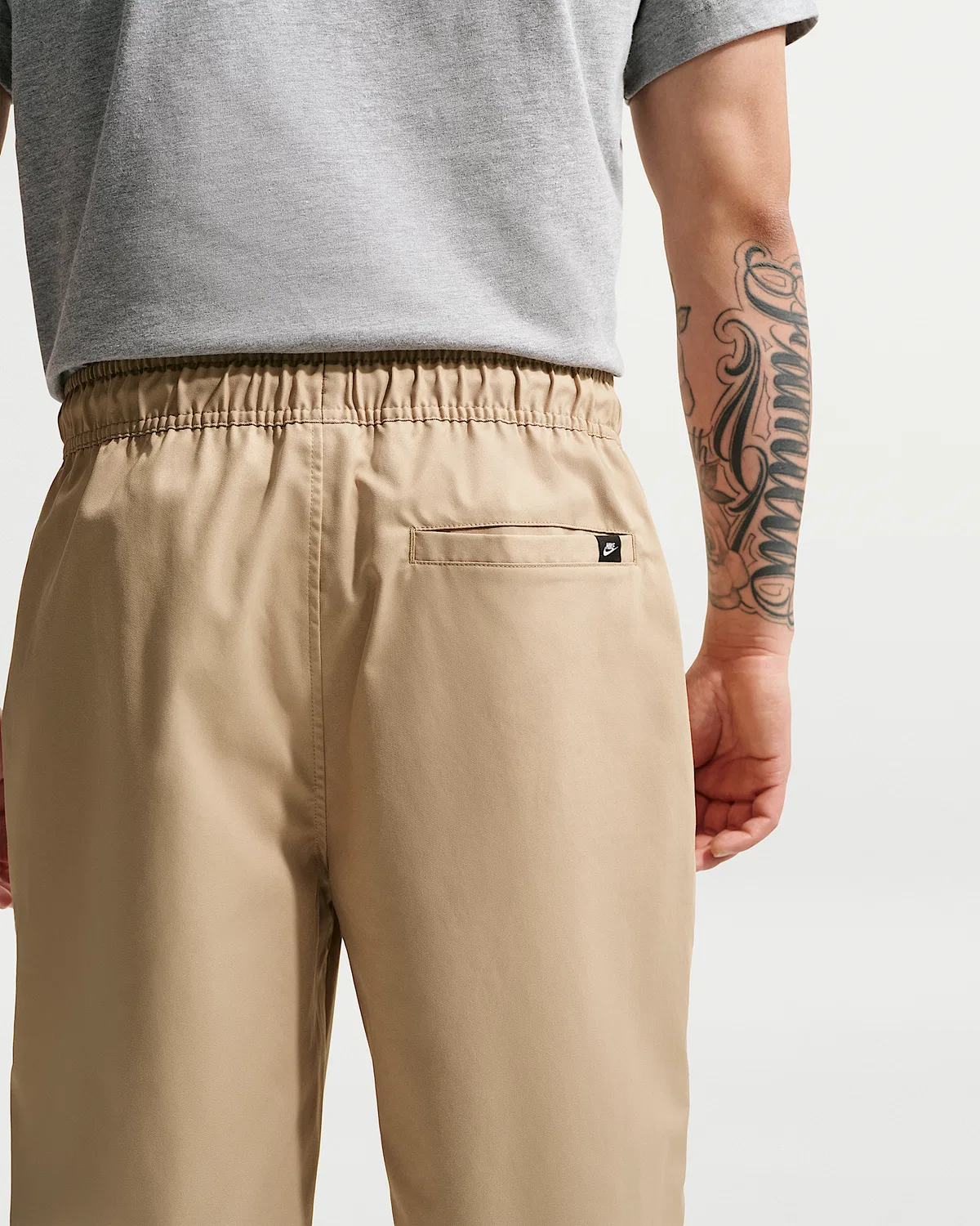 Мужские тканые зауженные брюки Nike Club, Parachute Beige/White — фото 3
