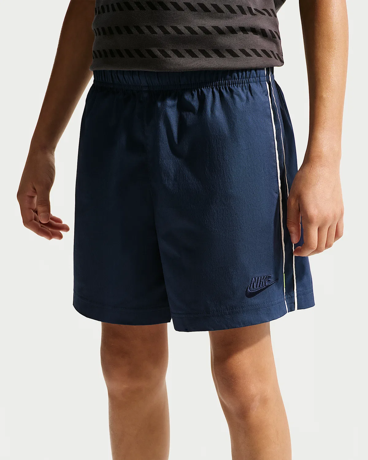 Детские шорты Nike Sportswear Woven, Midnight Navy/Midnight Navy/Soft Pearl/Midnight Navy — фото 2