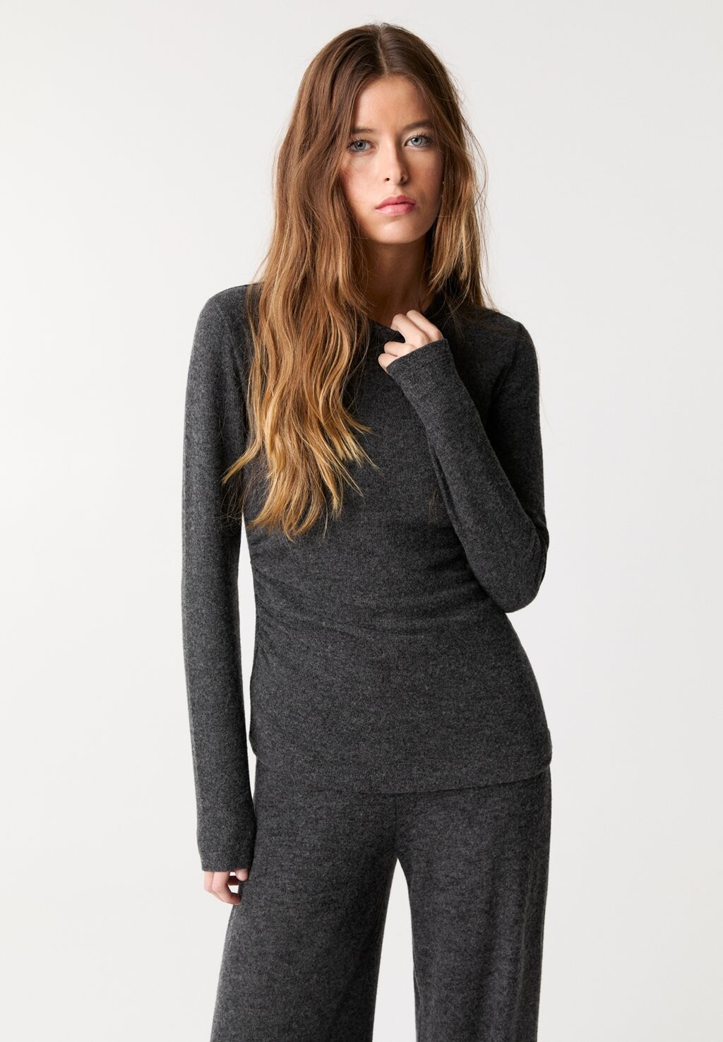 

Топ с длинными рукавами ASYMMETRIC WITH SIDE GATHERING PULL&BEAR, темно-серый