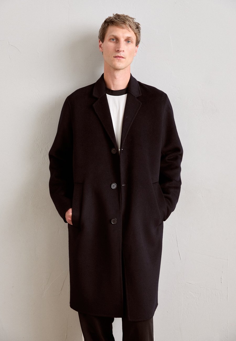 

Пальто Marc O'Polo MARC O’POLO X DFB TRAVEL COLLECTION COAT, Deep Night Blue/Dark Blue