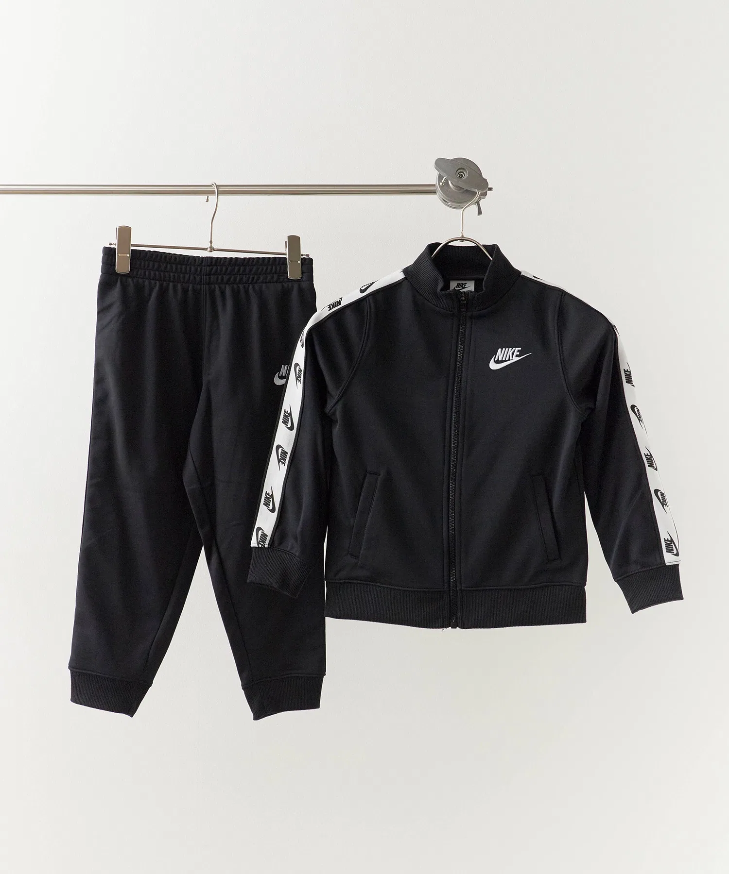 Комплект NIKE NKN на молнии с логотипом.