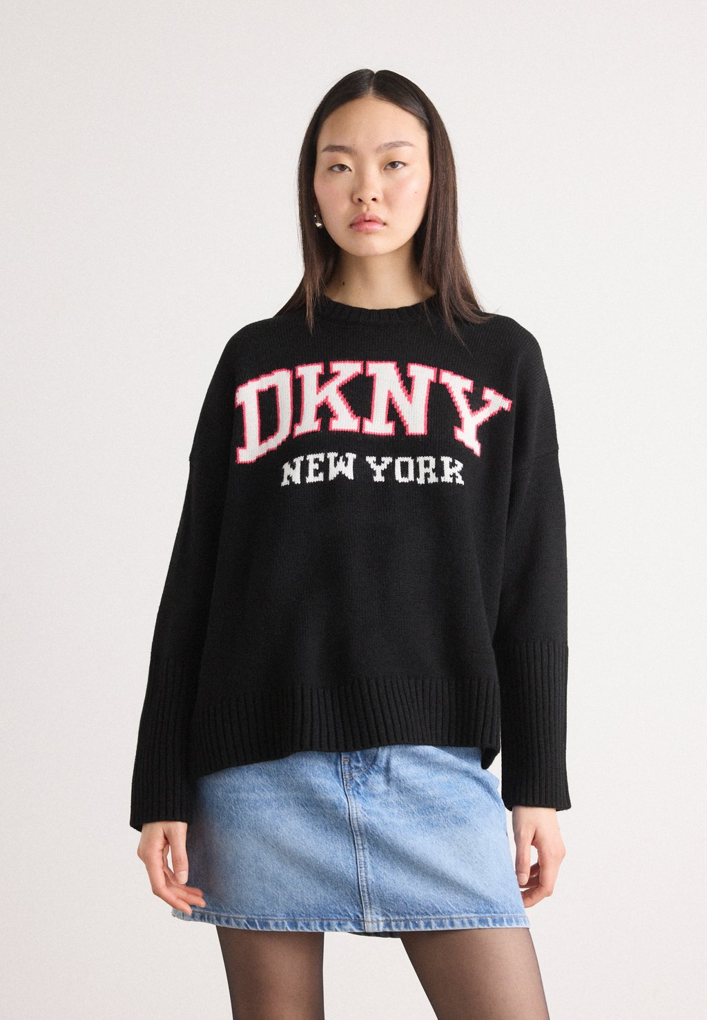 

Свитер VARSITY LOGO CREW NECK RELAXED DKNY, черный