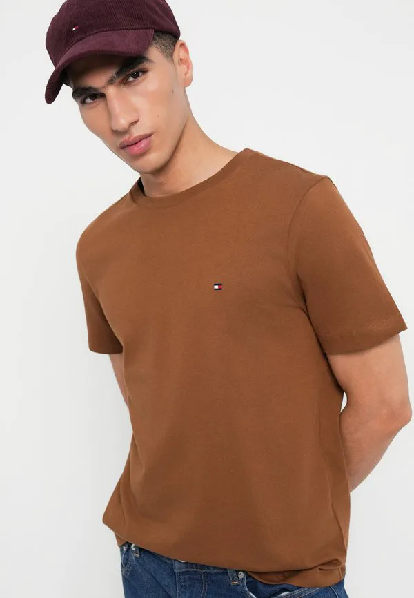 Футболка с круглым вырезом и вышивкой флага, базовая футболка Tommy Hilfiger, Highland Khaki — фото 4