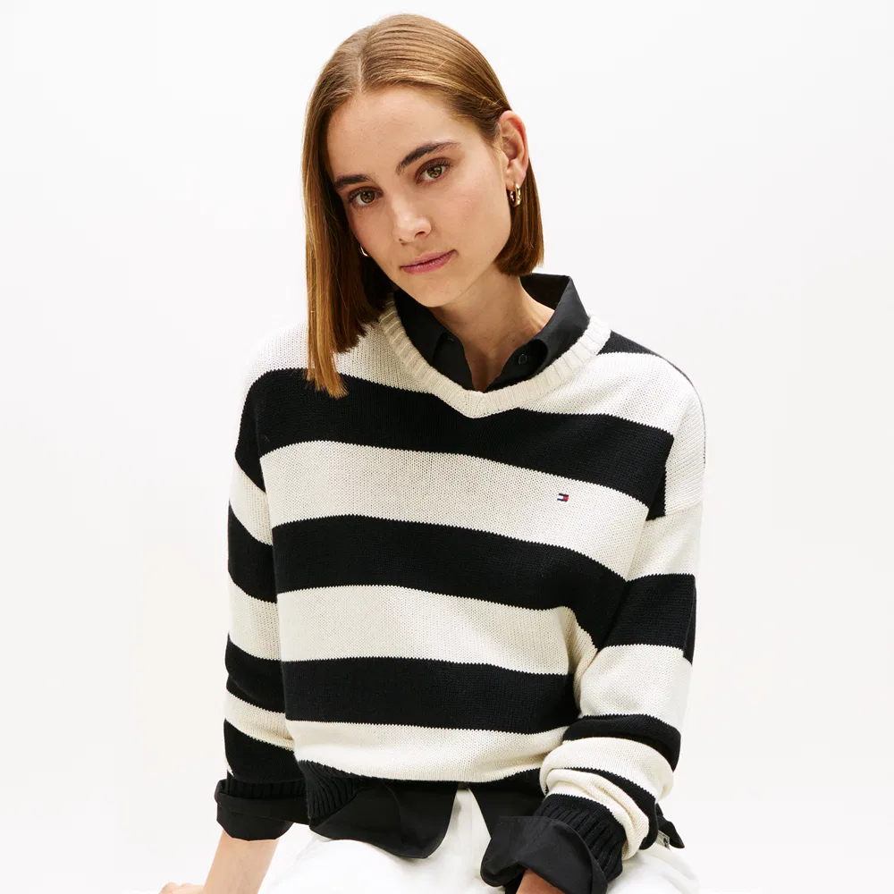 Женский чёрный джемпер с V-образным вырезом и полосками от Tommy Hilfiger Women — фото 2