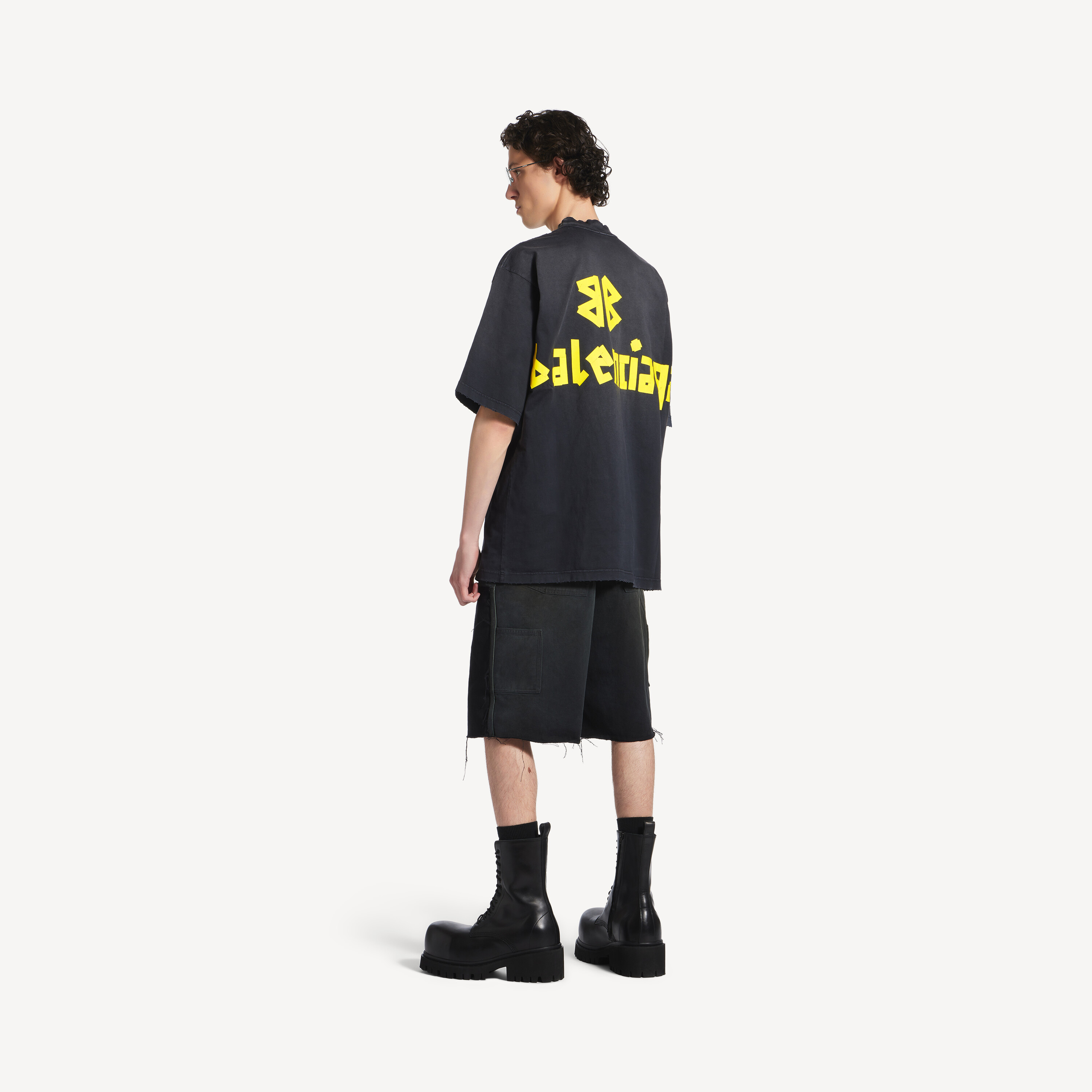 BALENCIAGA Футболка Tape Type свободного кроя среднего размера, черного выцветшего цвета — фото 3