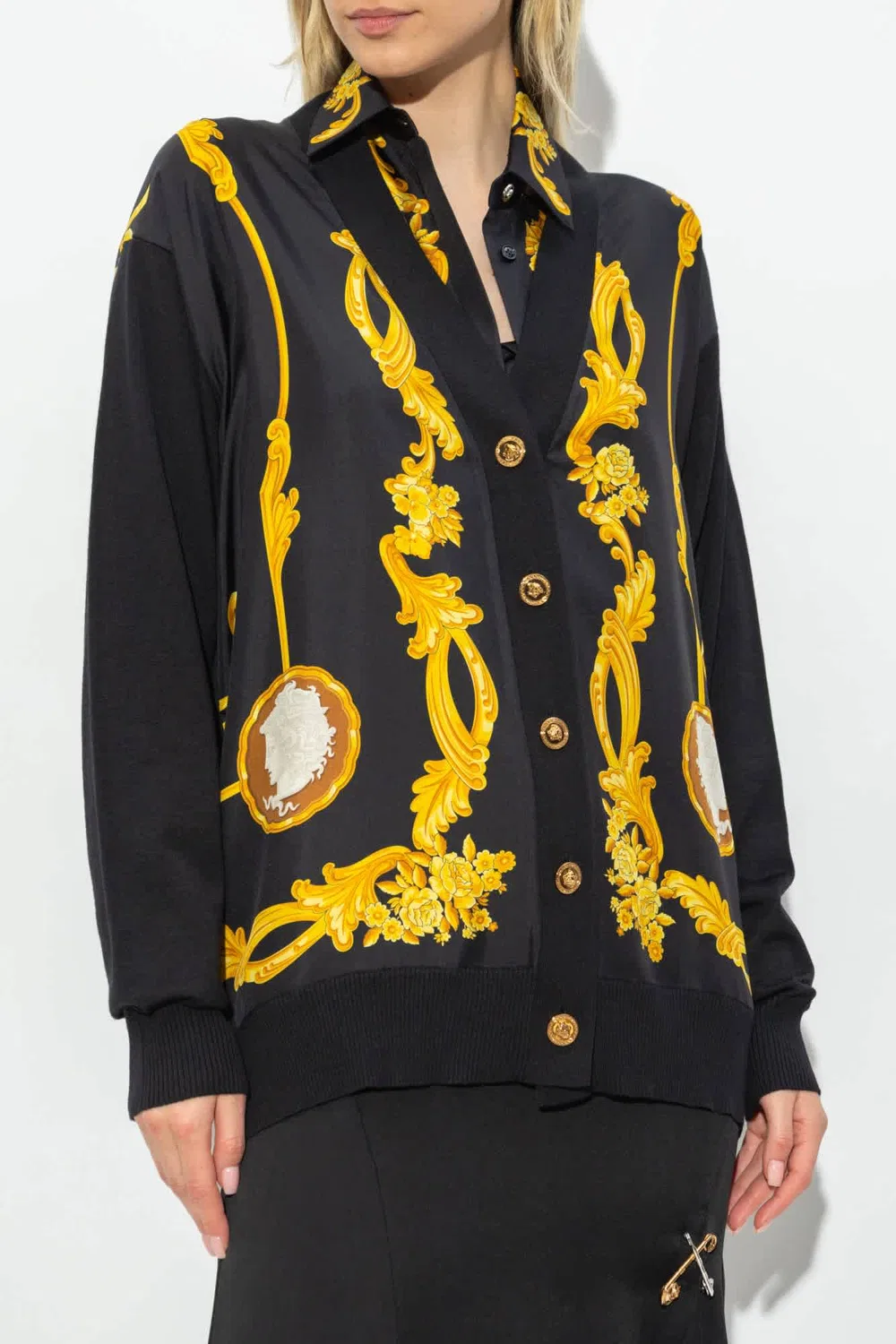 Женский кардиган Versace с V-образным вырезом и принтом в стиле барокко, черный/золотой — фото 2