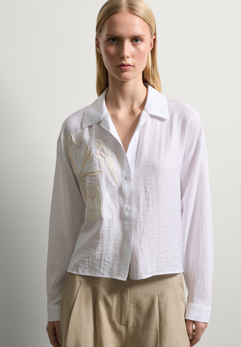 

Блузка на пуговицах WITH FLORAL EMBROIDERY Stefanel, белый