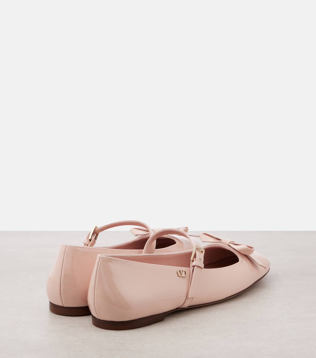 Туфли-лодочки «Мэри Джейн» из лакированной кожи Romance Bow Valentino Garavani, цвет rose quartz — фото 3