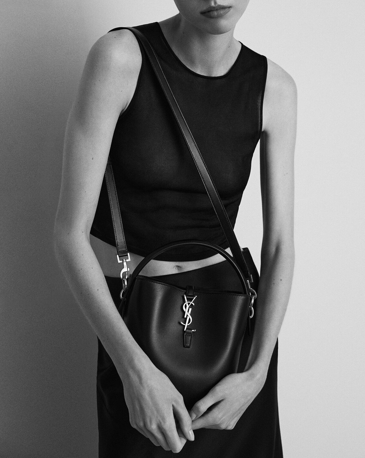 Сумка-ведро с застежкой в виде крючка Cassandre Saint Laurent, коричневый — фото 2