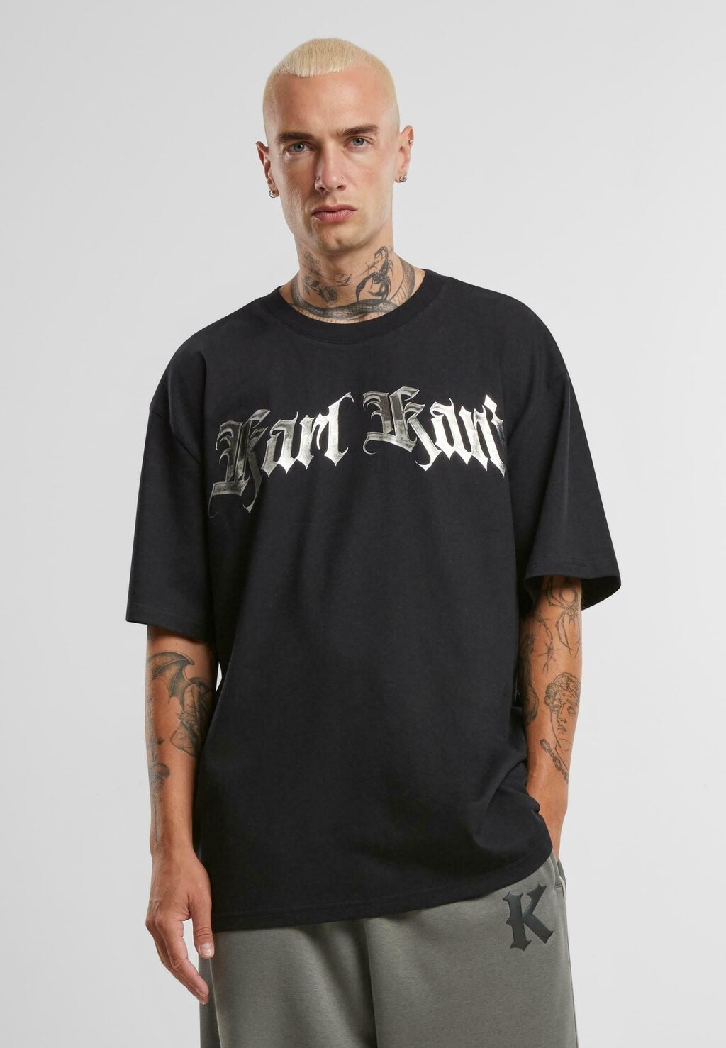 

Футболка с принтом OLD ENGLISH CHROME TEE Karl Kani, черный