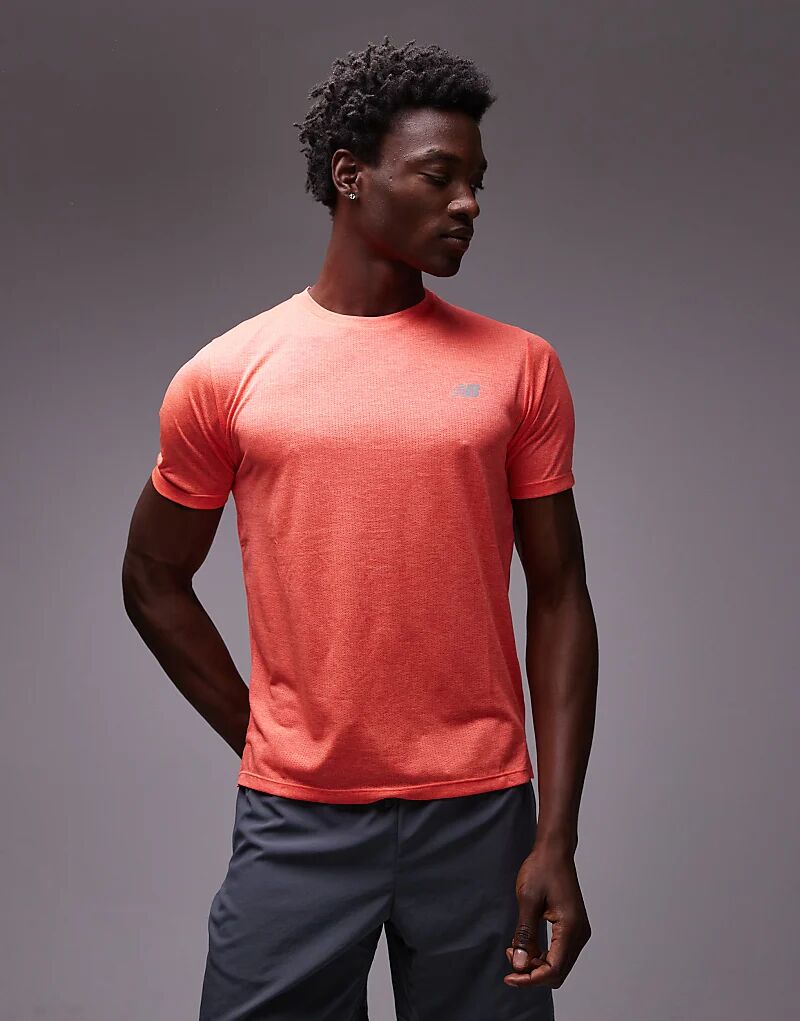 

Футболка New Balance Athletics в ярко-красном цвете