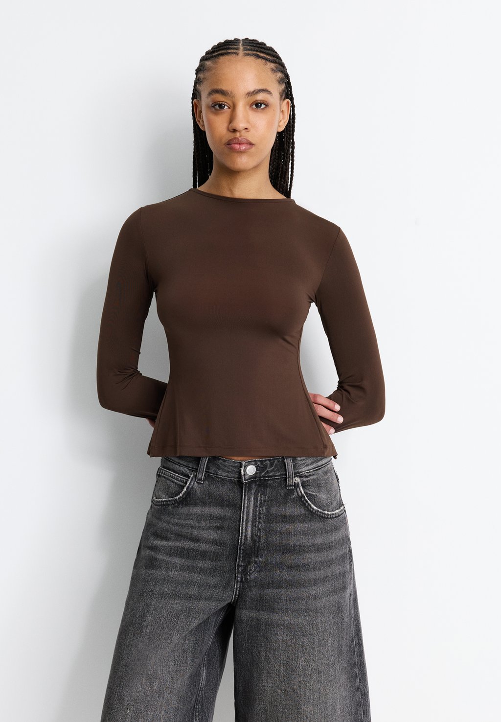 

Топ с длинными рукавами WITH STRAPPY BACK PULL&BEAR, темно-коричневый
