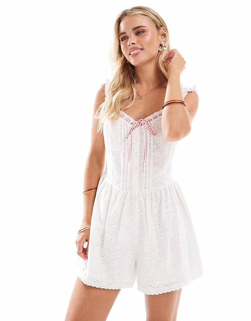 

Комбинезон Petite с вышивкой и отделкой в клетку Miss Selfridge Petite, белый