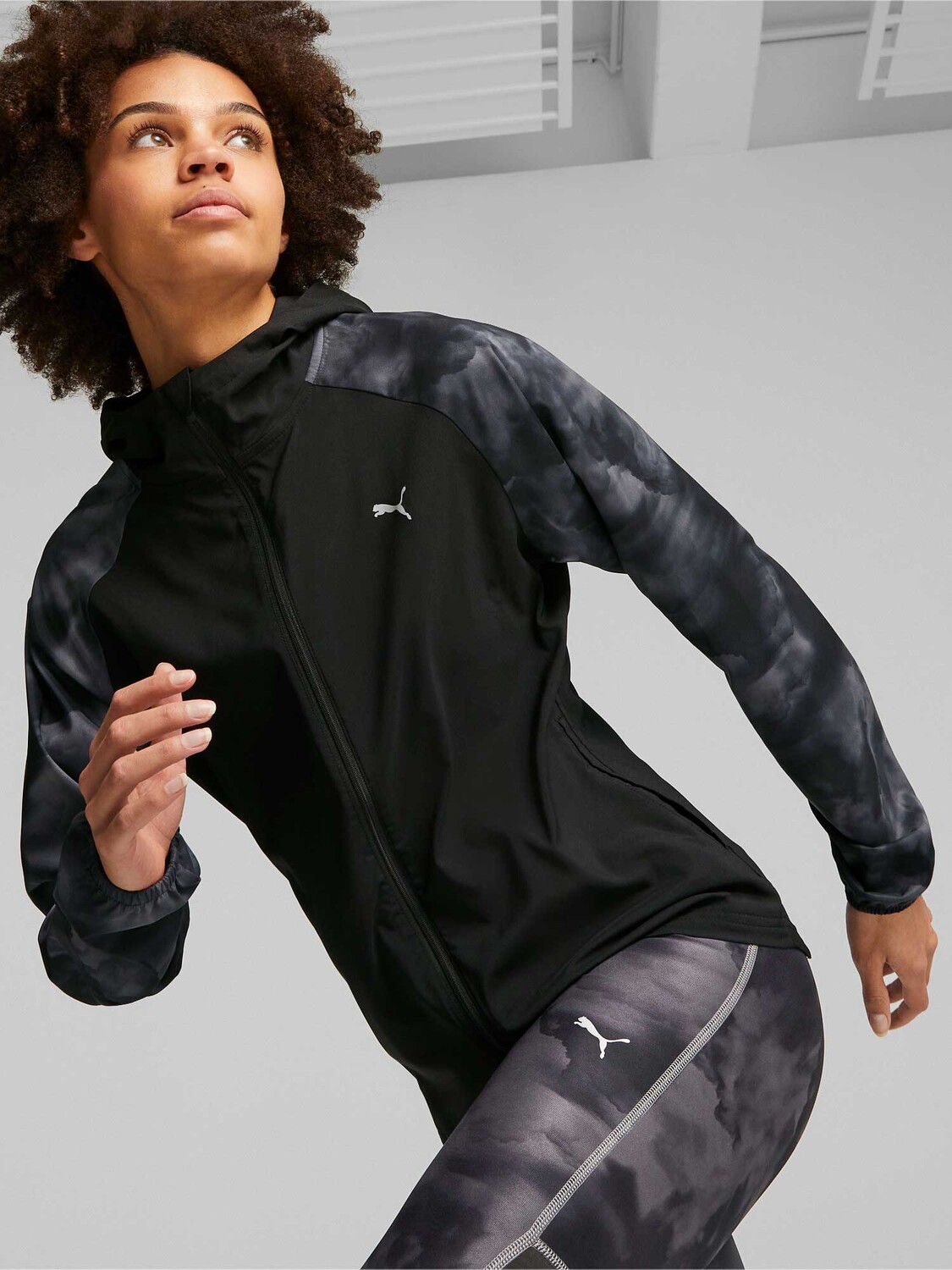 

Куртка Puma RUN FAVORITE AOP WOVEN W, черный