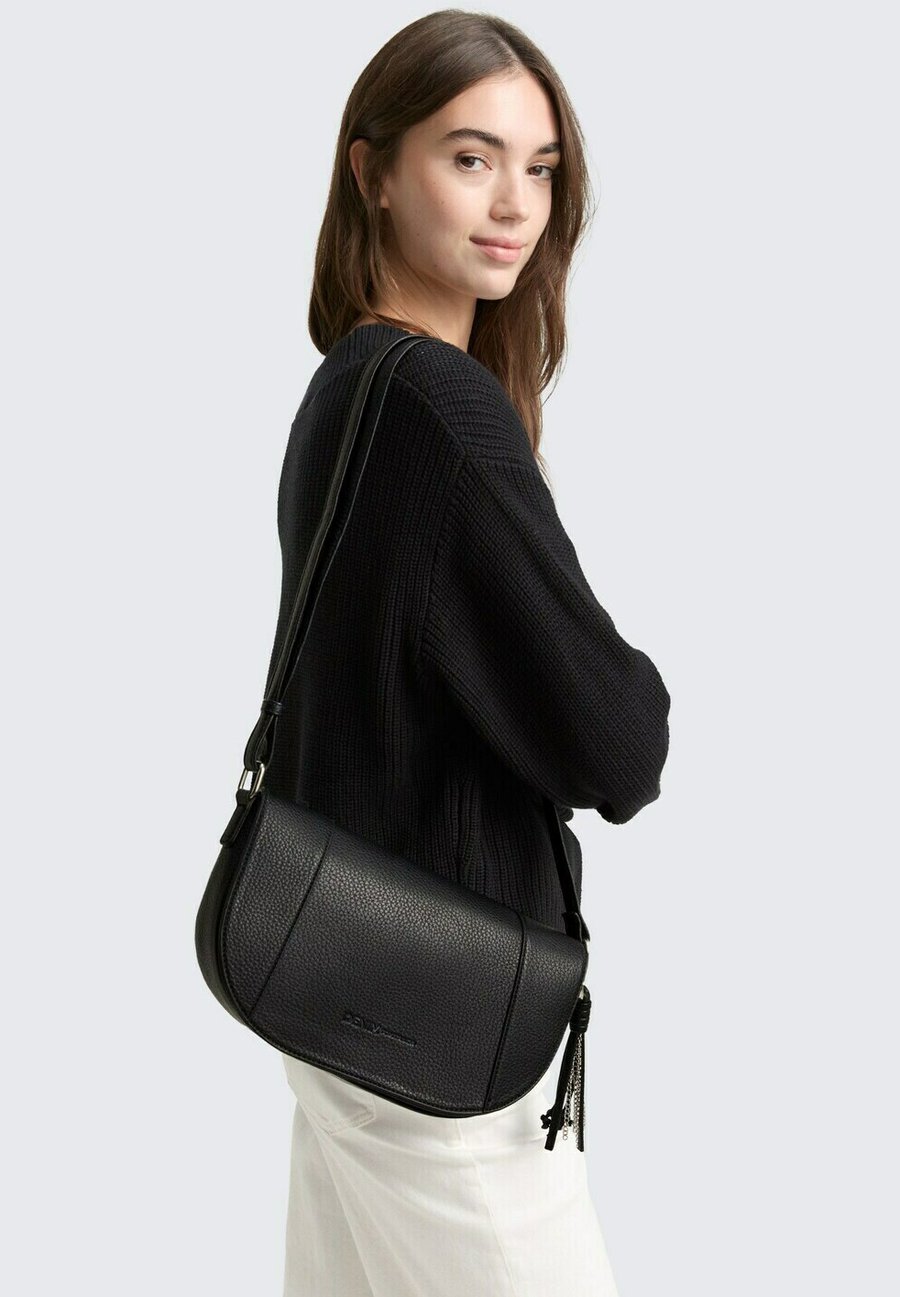 

Сумка кросс-боди TOM TAILOR DENIM PRIYA UMHÄNGE MIT DEKORATIVEM ANHÄNGER, Schwarz/Black/Black