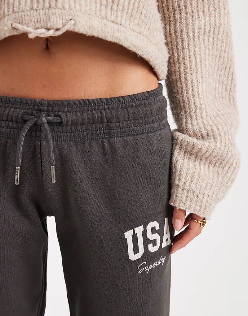 Расклешенные брюки-джоггеры Superdry Athletic essentials с низкой посадкой, цвет «уголь» — фото 4