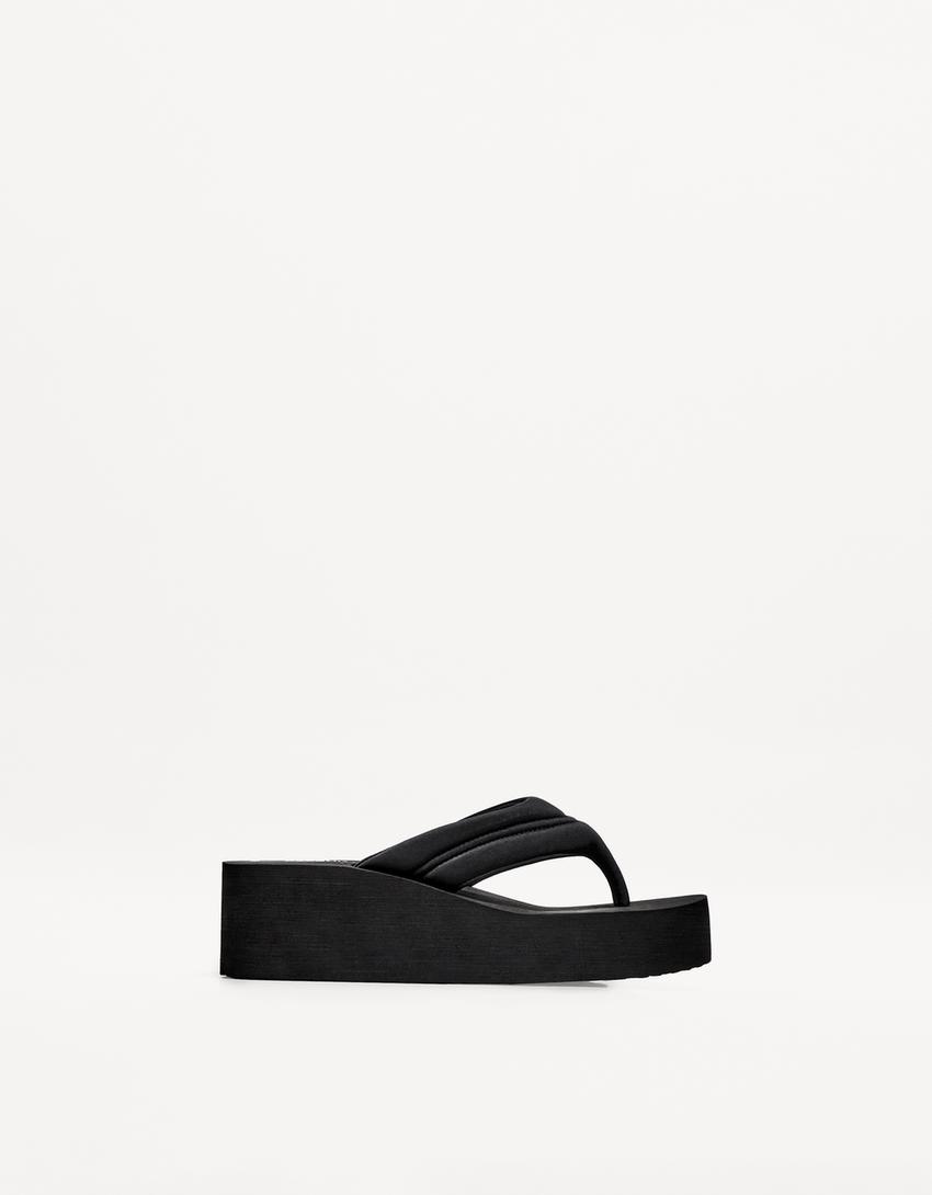 

Стеганые сандалии на платформе Bershka, черный