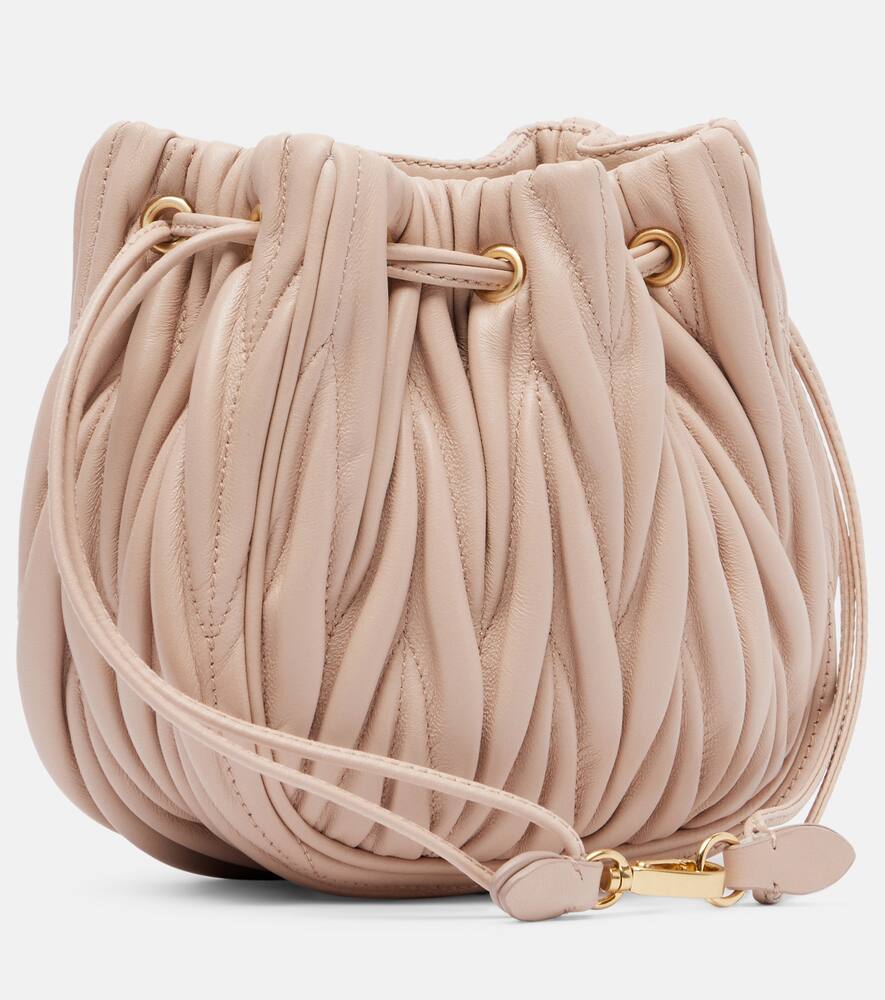 Кожаная сумка-ведро с тиснением Miu Miu, Powder — фото 4
