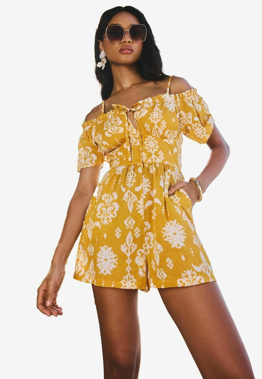 

Комбинезон REGULAR FIT - PRINTED COLD SHOULDER Lipsy, желтый