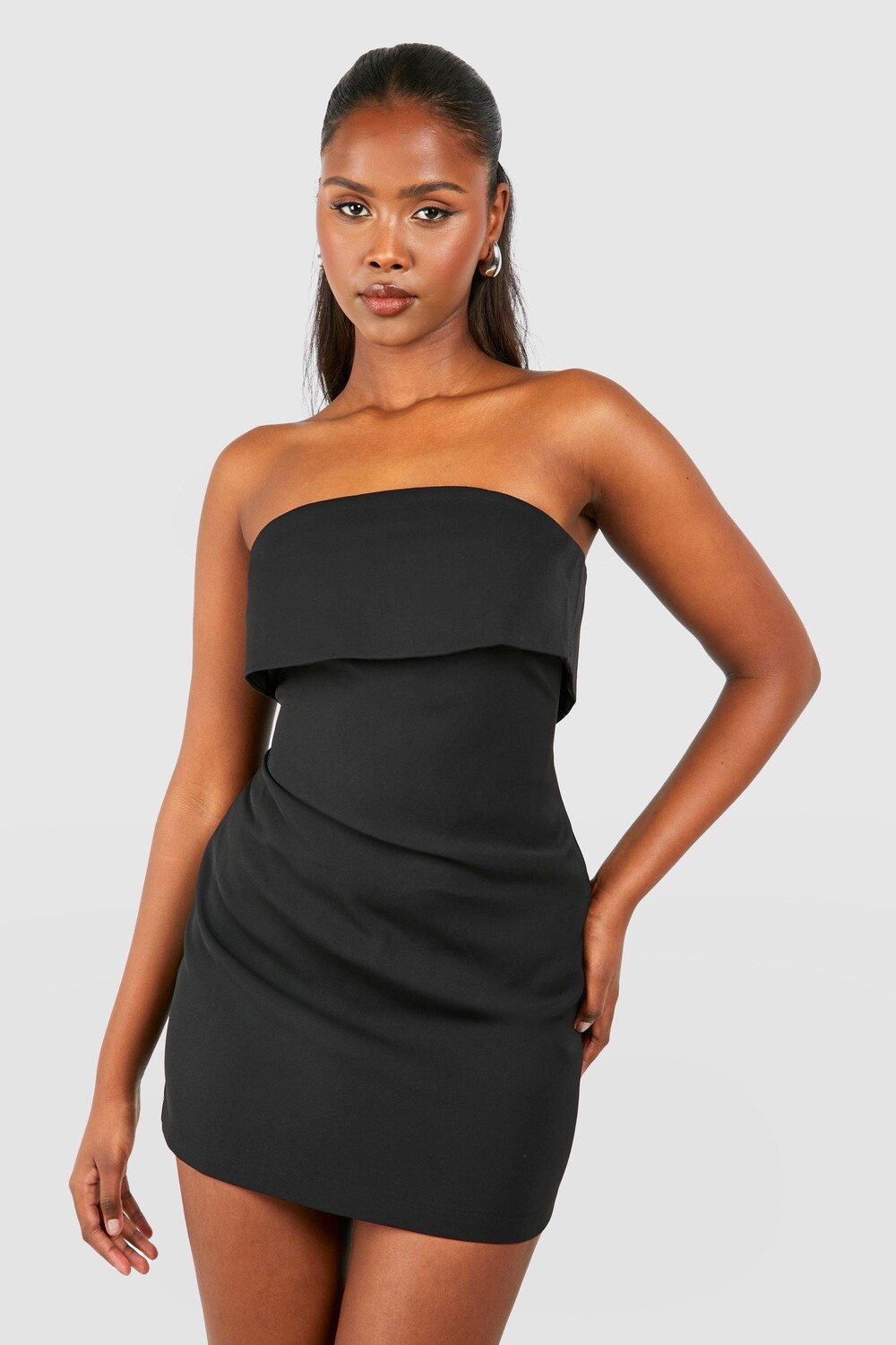 

Приталенное мини-платье-бандо boohoo, черный