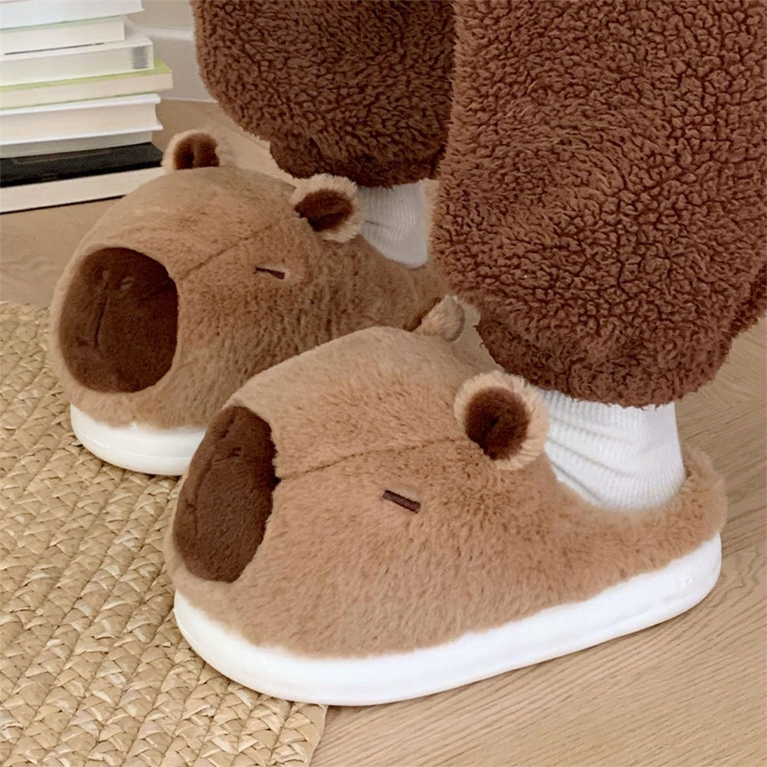 Тапочки Jfxgjuv Koala, милые плюшевые тапочки в виде животных для женщин и мужчин: носорог, енот, ленивец, пингвин, панда, кот. Мягкие тапочки с эффектом памяти, теплые и пушистые для зимы, для дома и улицы, коричневый — фото 2