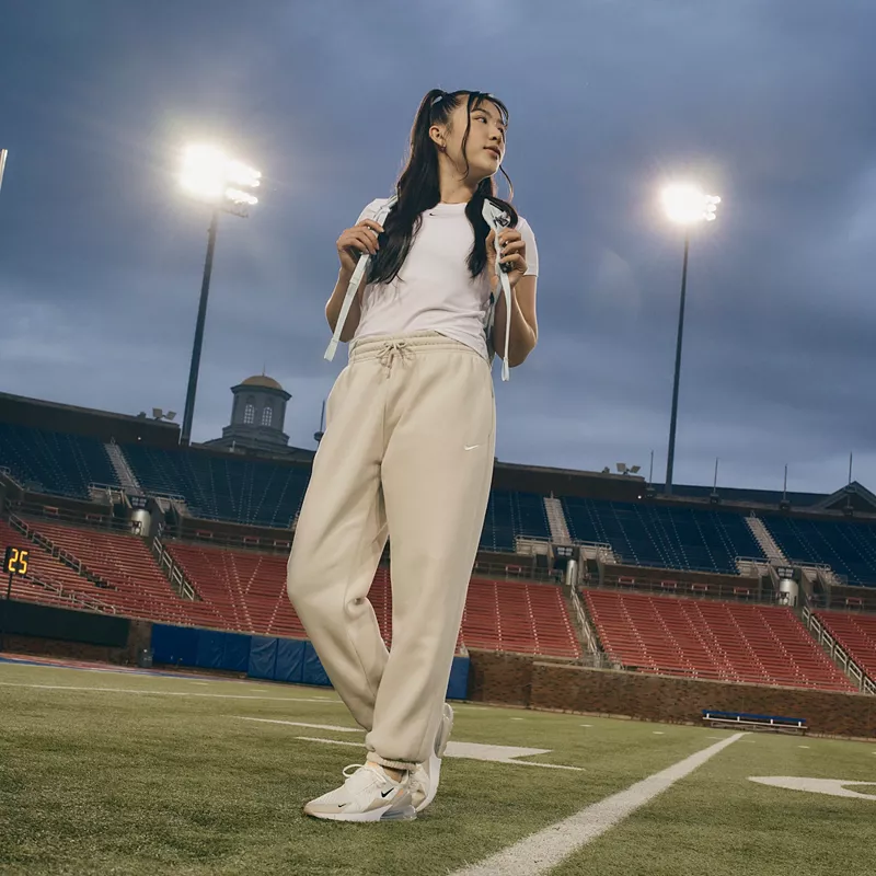 Женские спортивные штаны большого размера из флиса Phoenix с высокой талией Nike, цвет Lt Orewood Brn — фото 3