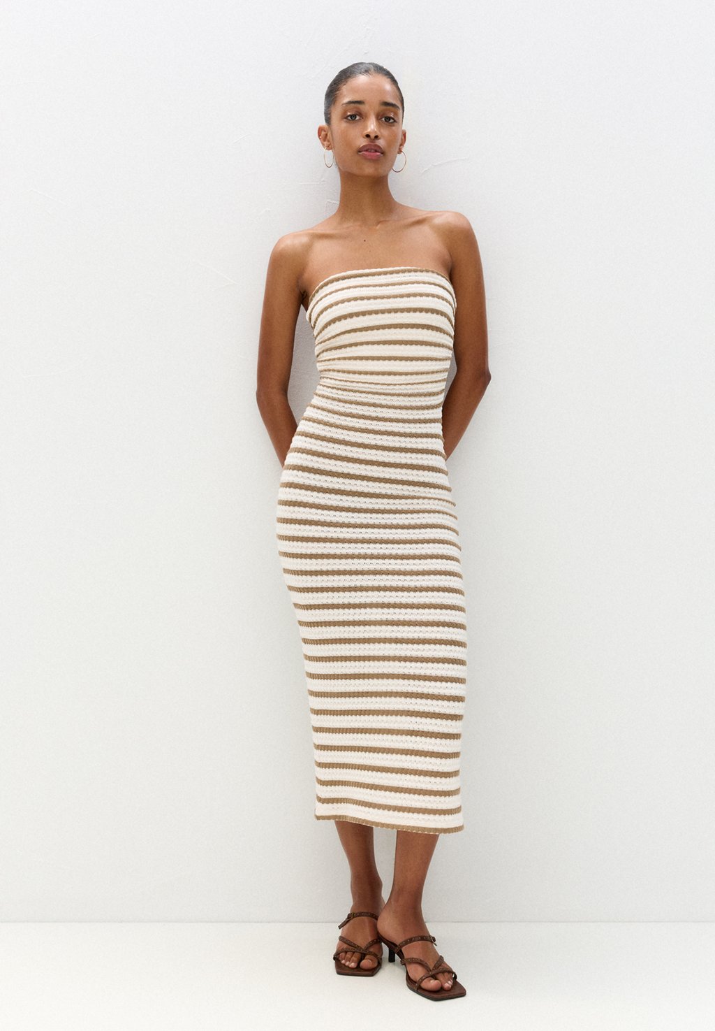 

Вязаное платье STRIPED RUSTIC PULL&BEAR, коричневый