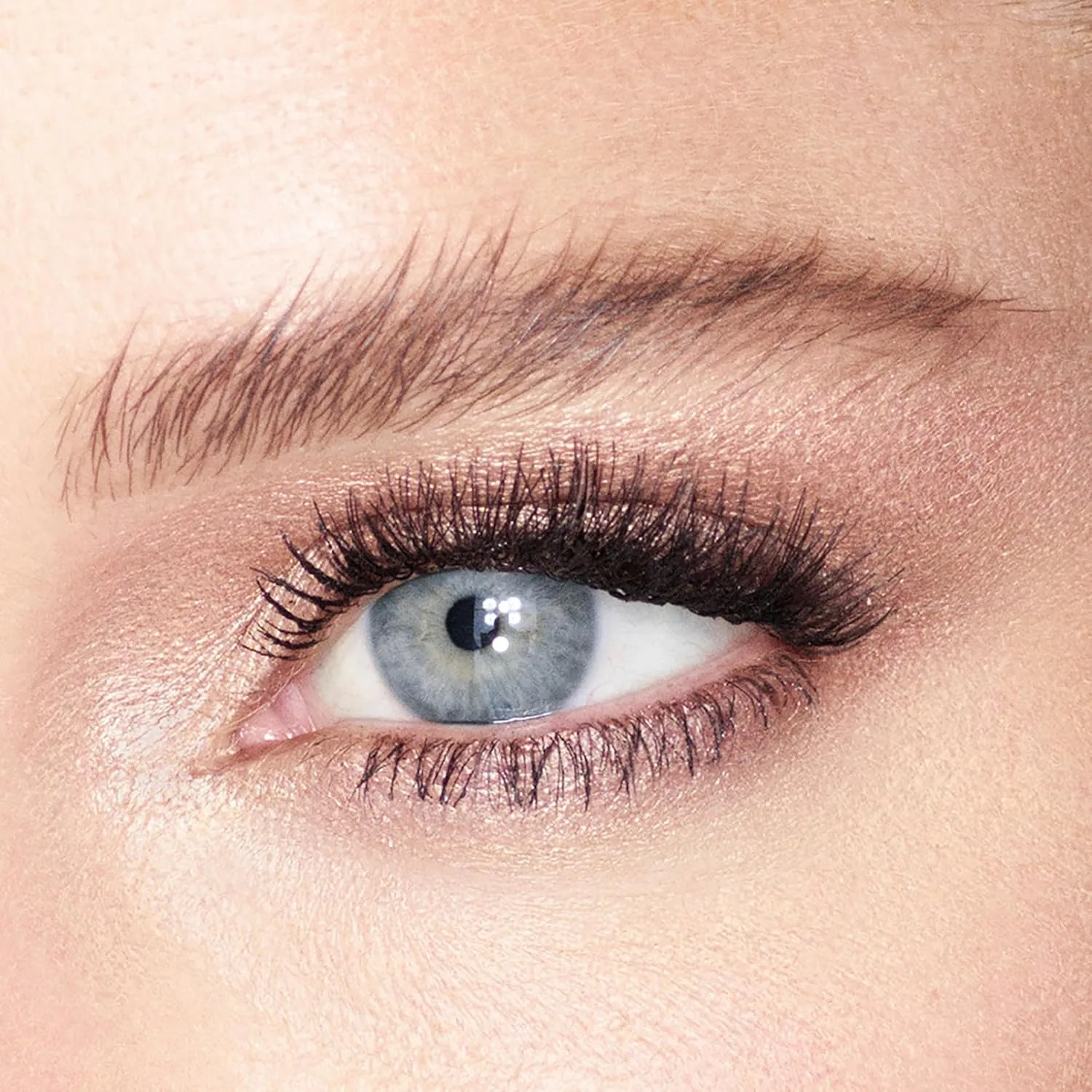 Кремовые тени для век Charlotte Tilbury Eyes to Mesmerize - стойкие монотени - формула с добавлением воды и металлическим блеском, а также витамина Е для устойчивости к скатыванию в складках века., Champagne - champagne pink — фото 3