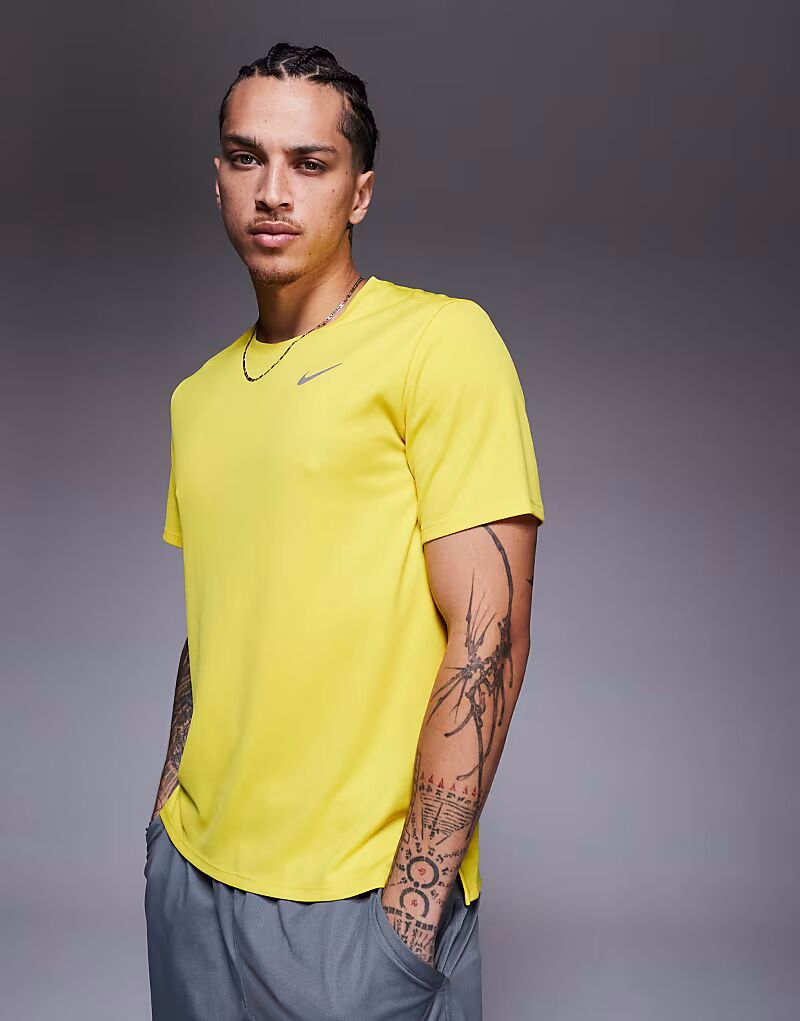 

Футболка Nike Running Miler Dri-FIT желтого цвета