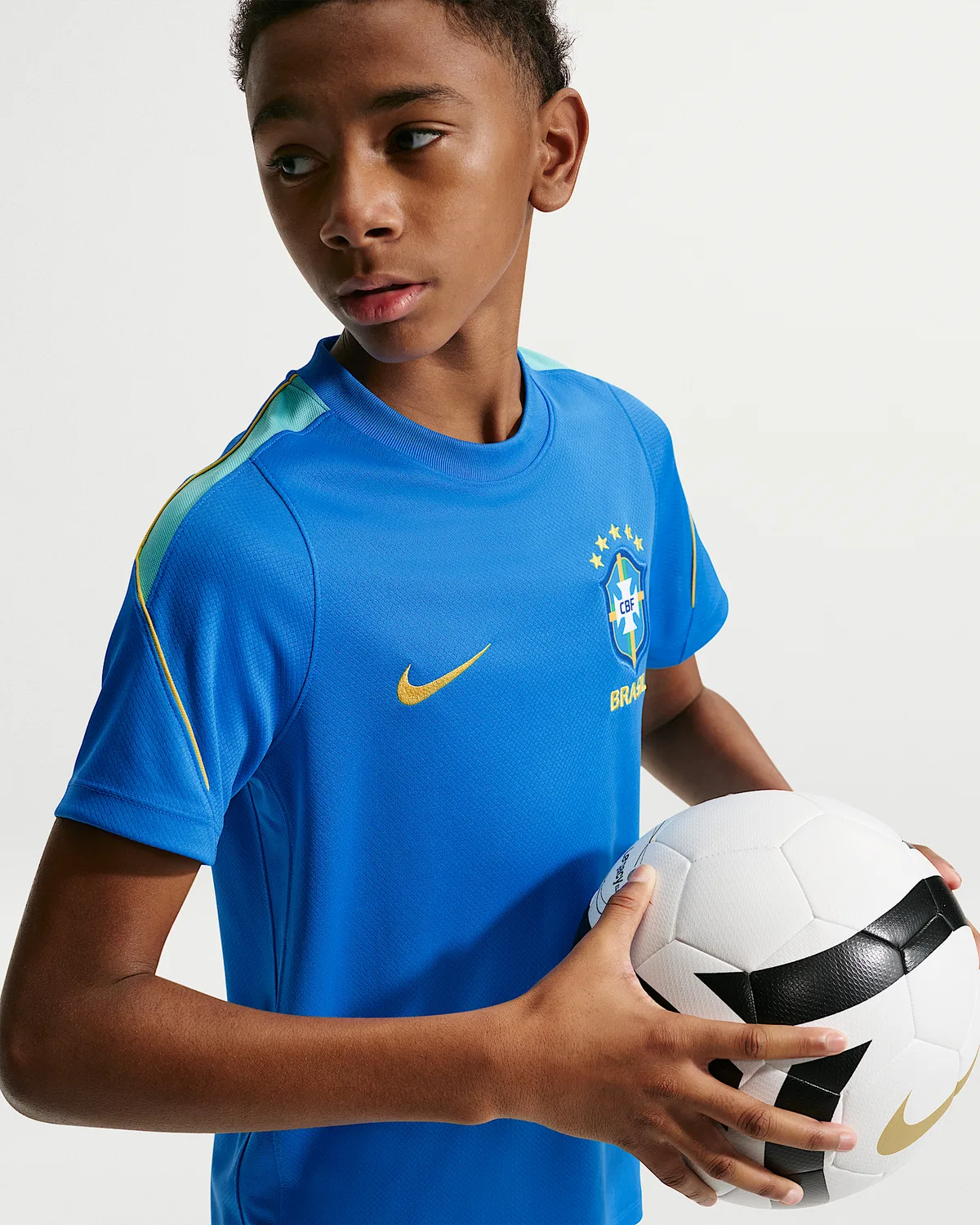 Детская футболка Nike Soccer Dri-FIT с коротким рукавом Brazil Strike, Light Photo Blue/Light Menta/Midwest Gold — фото 3