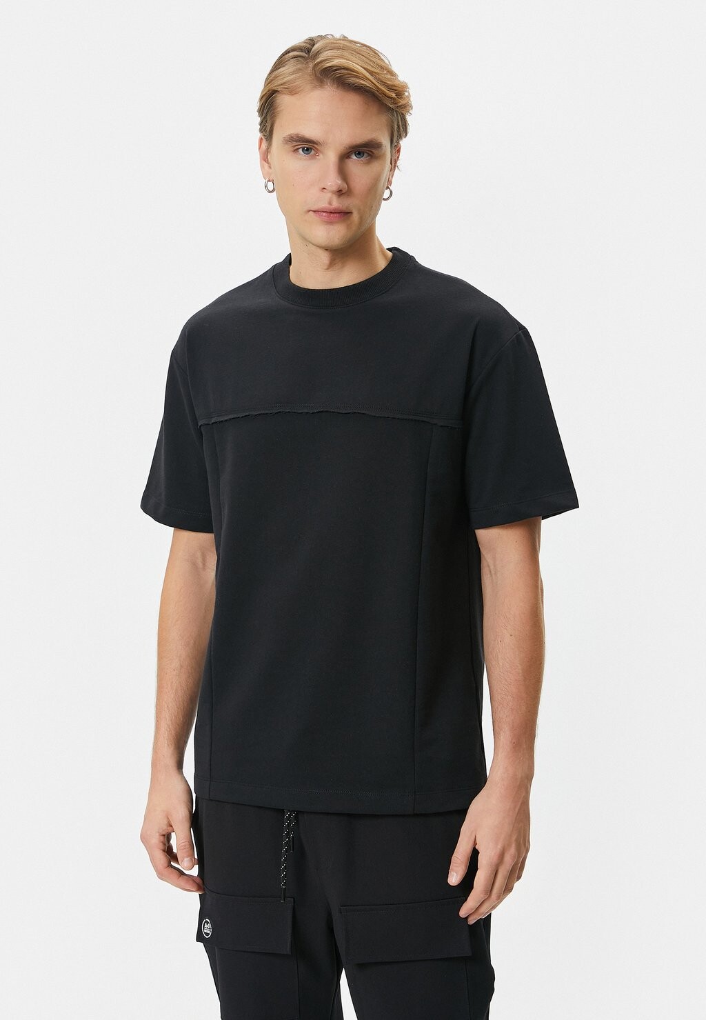

Футболка базовая Seam Detail Crew Neck Short Sleeve Koton, черная