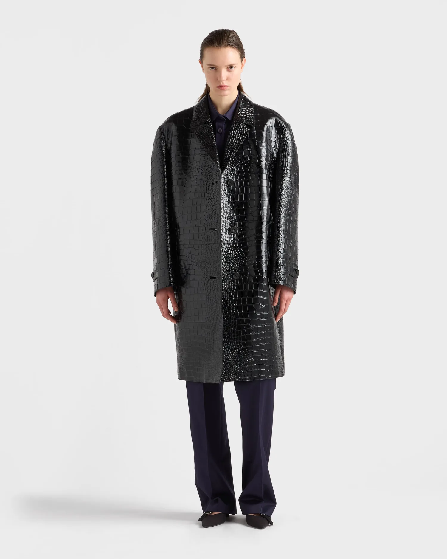 Кожаное пальто с тиснением под крокодила Prada, черный — фото 2