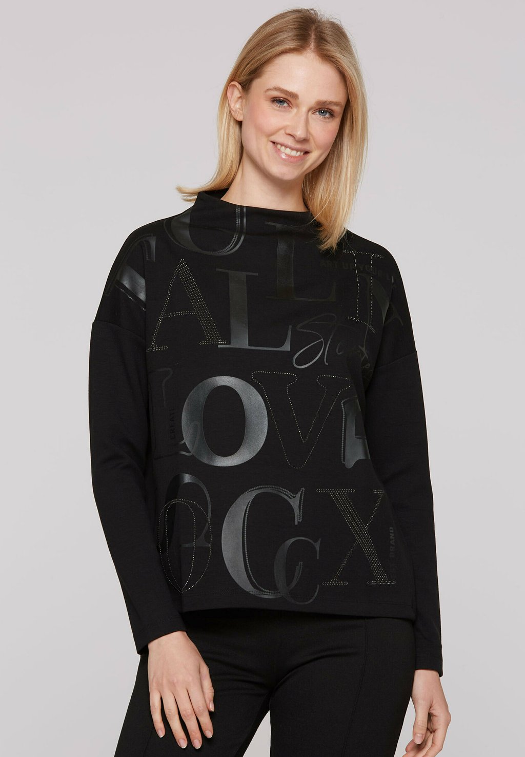 

Топ с длинными рукавами BOXY-SHIRT MIT-WORDING UND SCHMUCKSTEINEN Soccx, черный