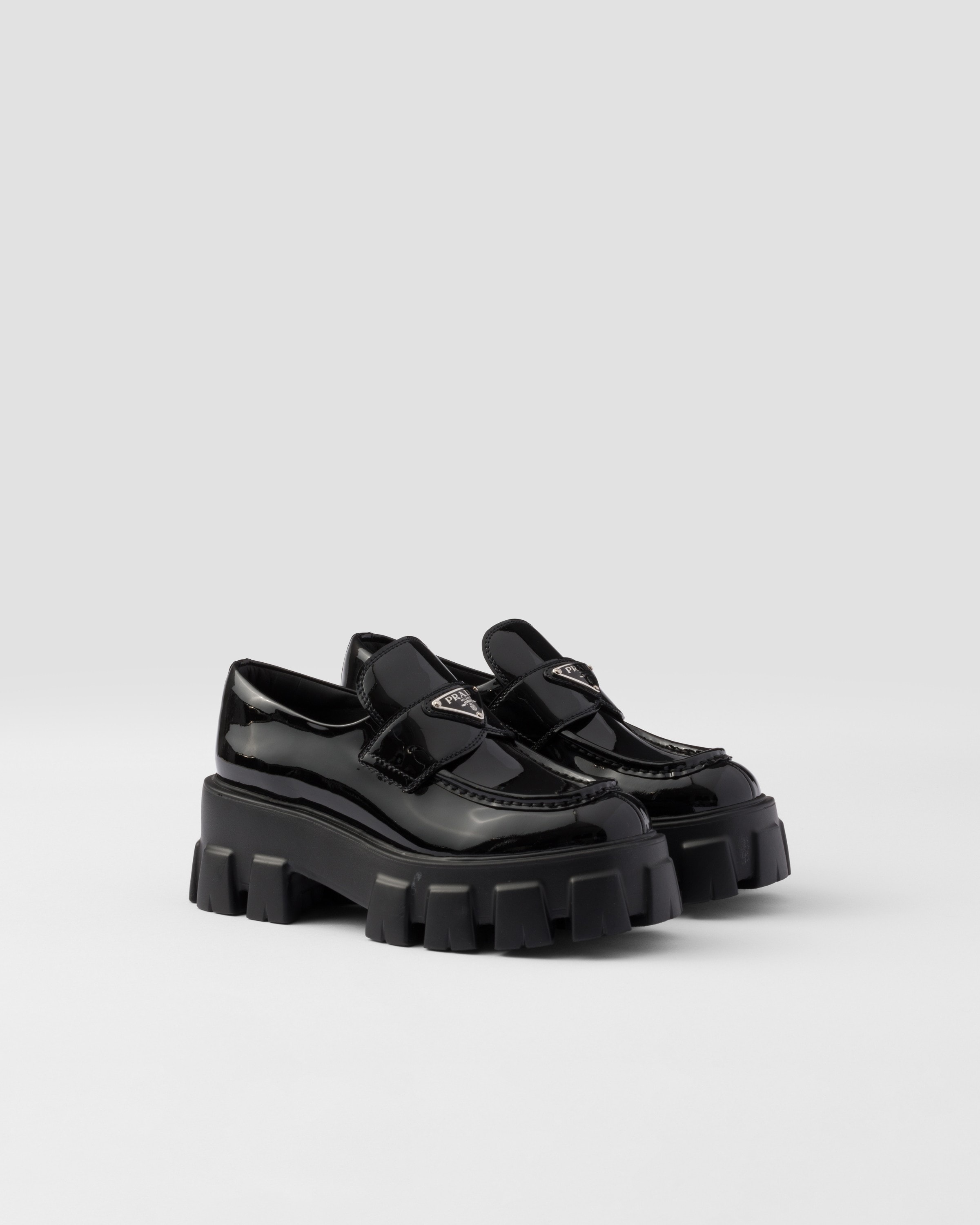 Лоферы Monolith из лакированной кожи Prada, черный