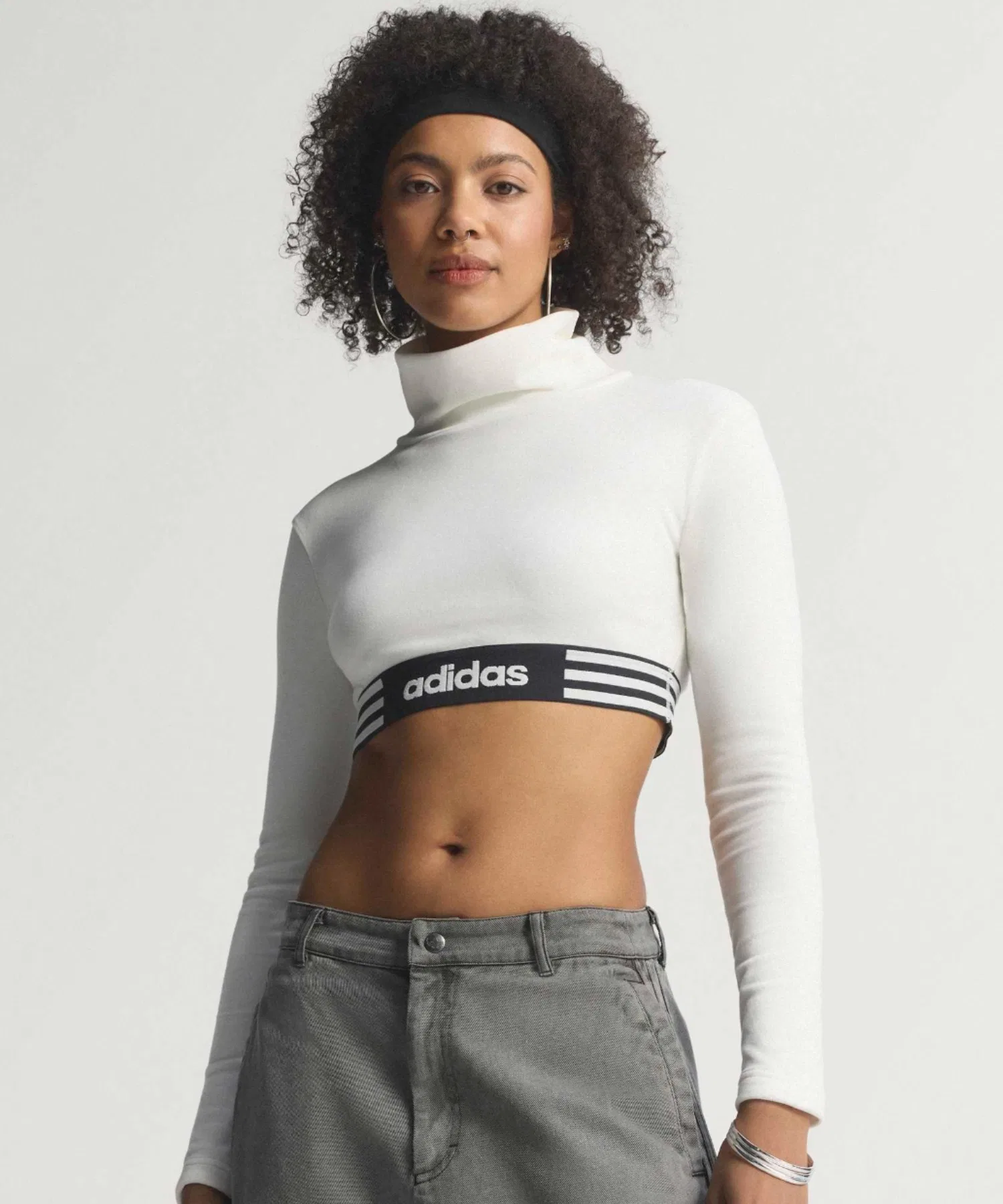 Женская футболка adidas WINTERIZED из полиэстера, укороченная, белая — фото 2