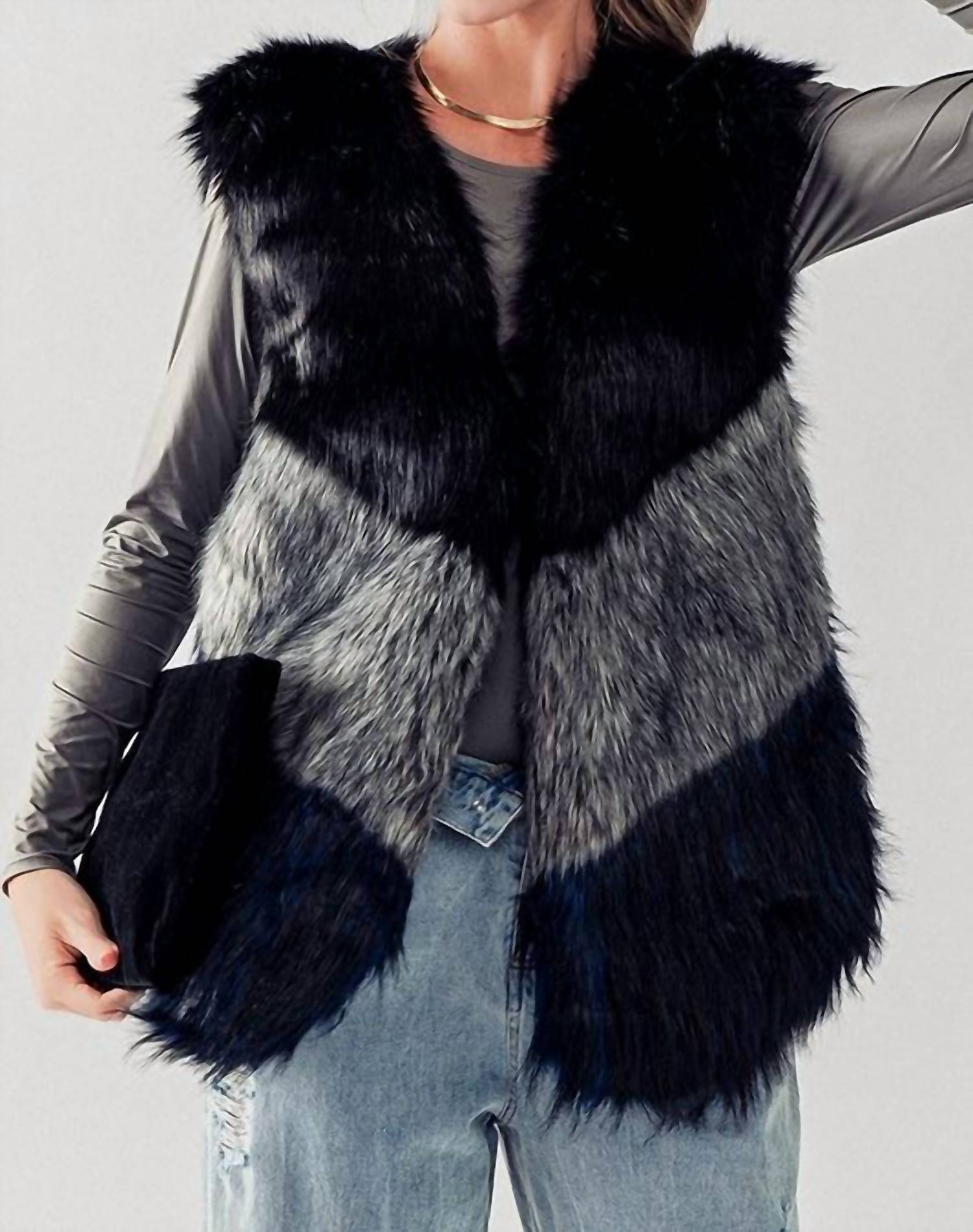 

Цветной жилет из искусственного меха в темно-синем цвете Do Everything in Love