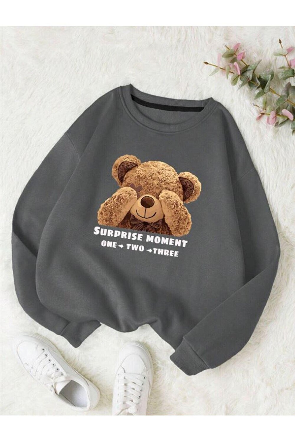 

Женский свитшот с круглым вырезом и принтом дымчатого мишки Shy Teddy Bear Trendseninle